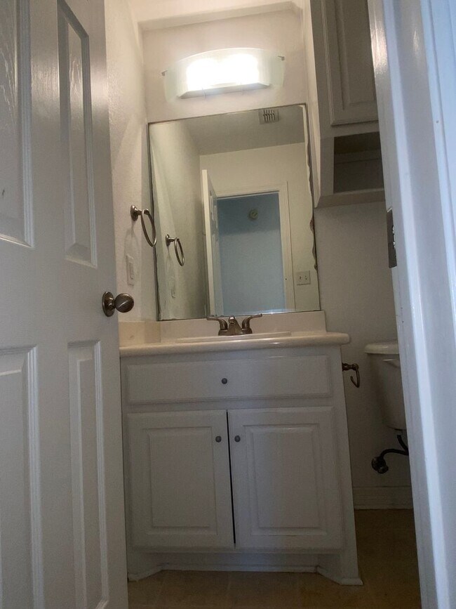 Building Photo - 4 BEDROOM, EASY COMMUTE