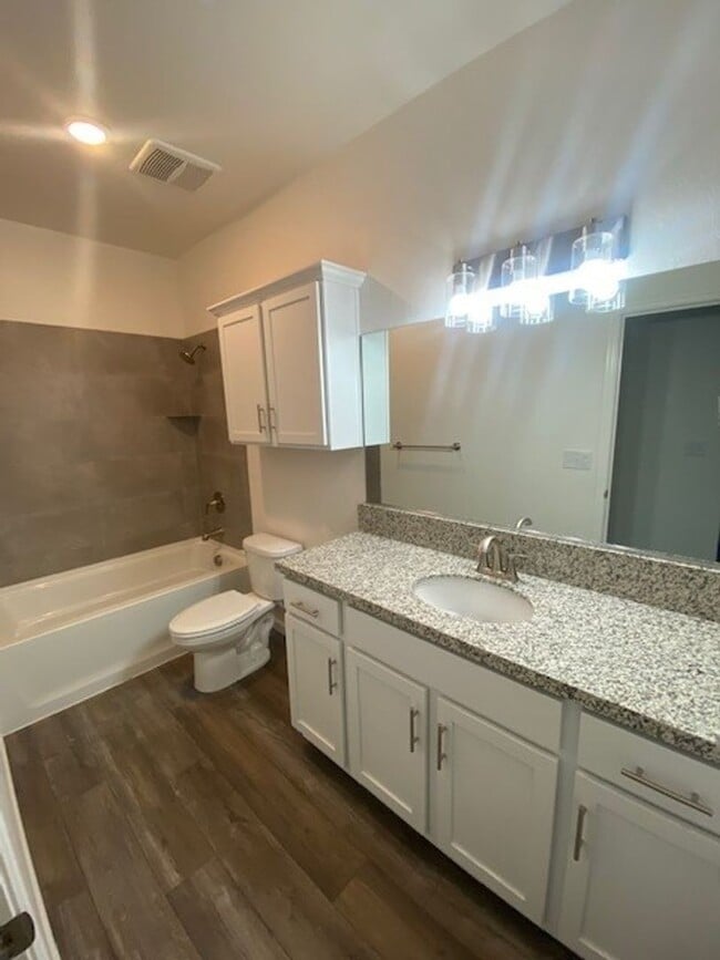 Building Photo - 3928-3928 S Burke St