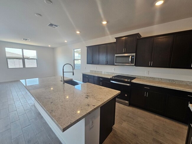 Building Photo - Beautiful new build w mountain views