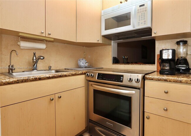 Building Photo - 2851 Leonard Dr