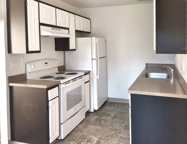 Building Photo - Two Bedroom, One Bath, 2nd Floor - End of Winter Special - Second Month Free!