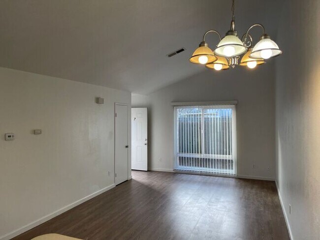 Building Photo - Modesto 2 Bedroom 1 Bathroom Town Home