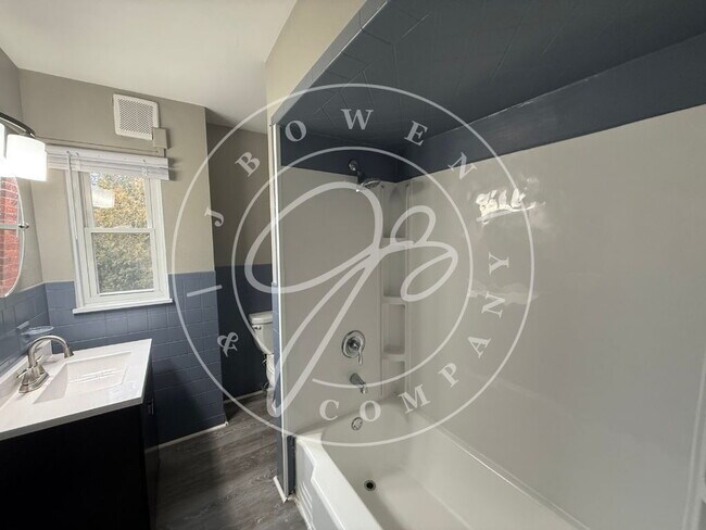 Building Photo - "Spacious 4-Bed Duplex in Toledo