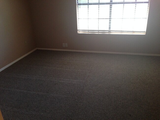Building Photo - **BEAUTIFUL 2br/2.5ba TOWNHOME (ELLIOTT & ARIZONA AVE)