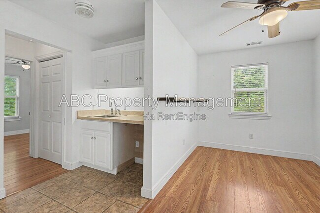Building Photo - 1525 W Deane St