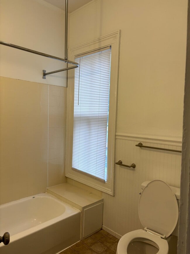 Building Photo - 403 W Hampton Ave