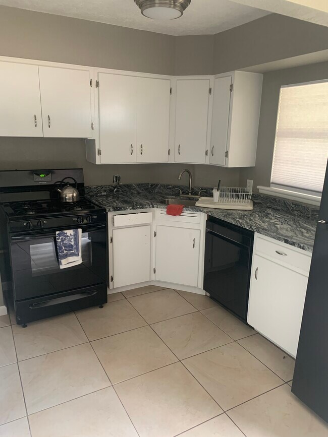 Building Photo - 3202 Alhambra Dr