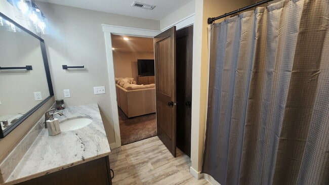 Building Photo - 5 Bedroom, 3 Full Bathroom House with 3 Ca...