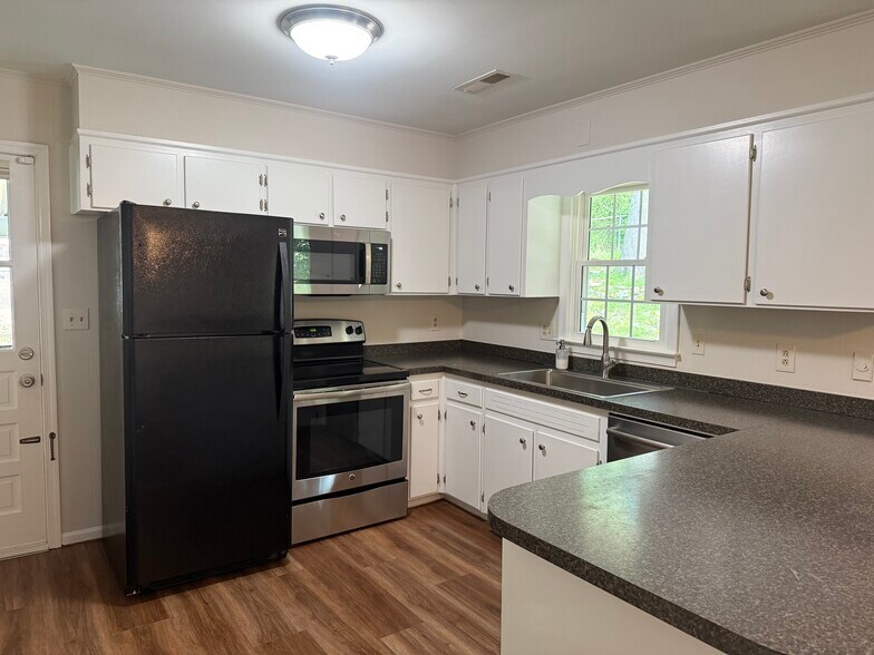 Building Photo - 2209 Sierra Dr
