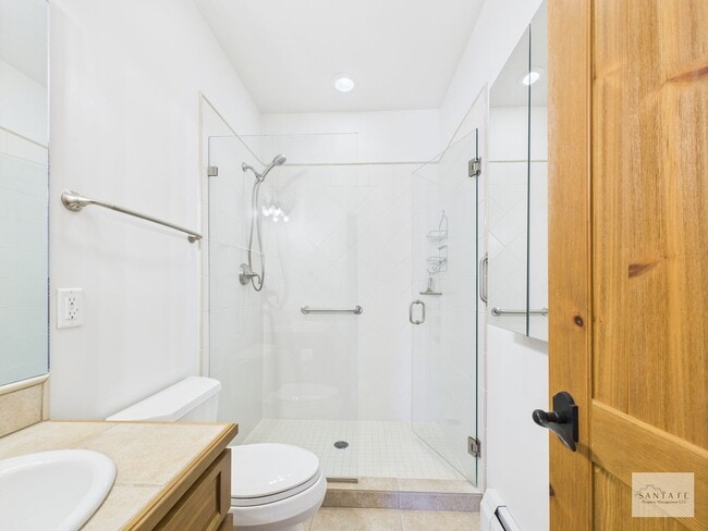 Building Photo - Beautifully Done Custom Built Townhouse wi...