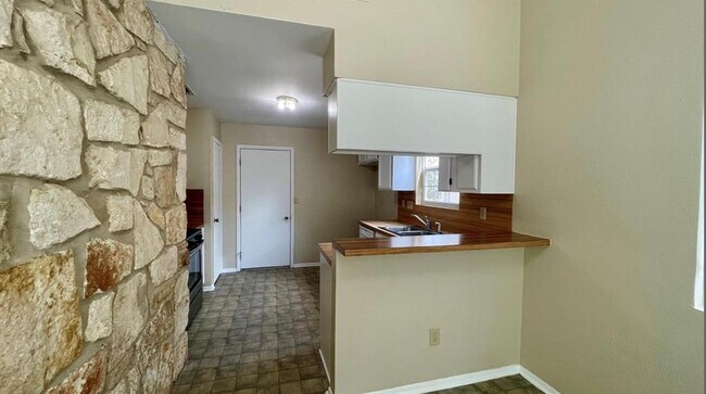 Building Photo - 509 Riverwood Dr