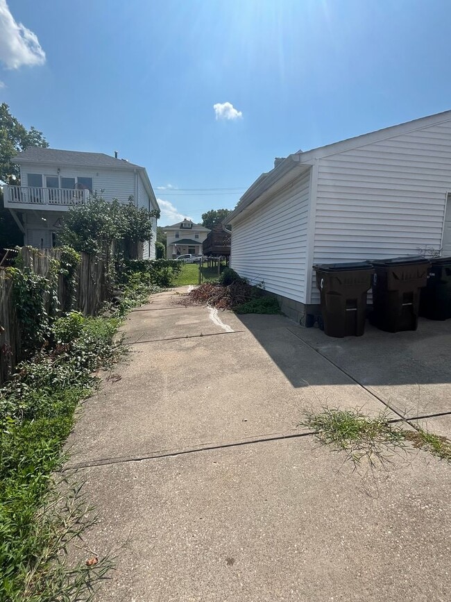 Building Photo - Three Bed, Two Bath with 2 Car Garage in N...