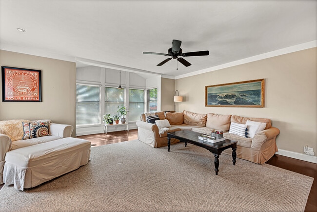 Building Photo - 312 S Dogwood St