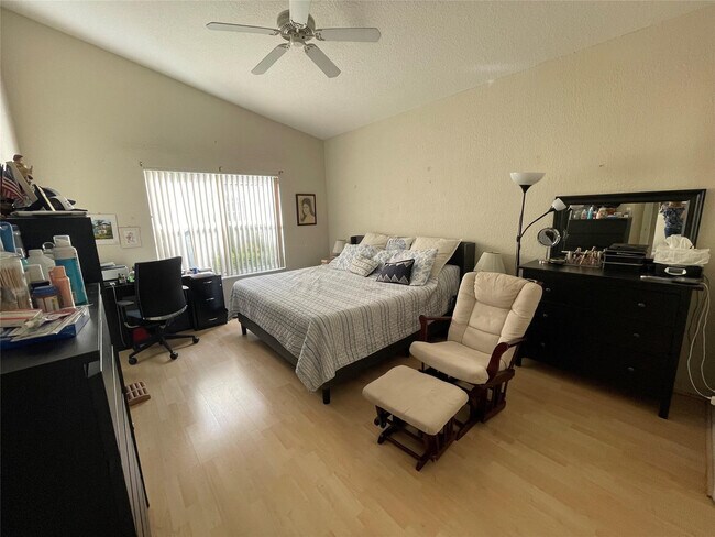 Building Photo - 932 NW 126th Terrace