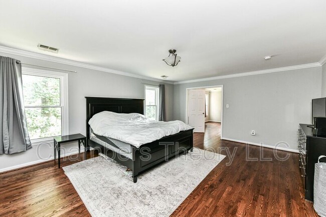 Building Photo - 2030 Spring Branch Dr