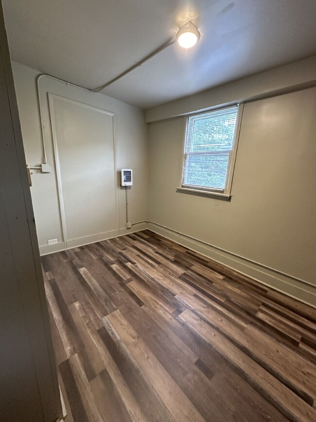 Building Photo - FREE OF SECURITY DEPOSITS 3 Bed 1 Bath ver...