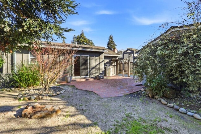 Building Photo - 954 Sunlite Dr