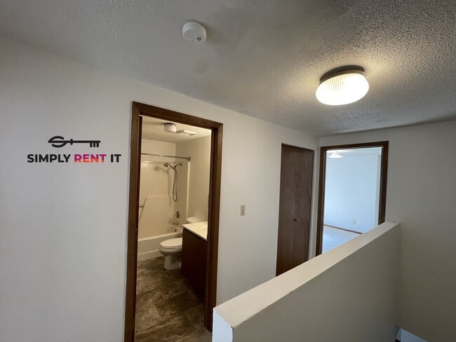 Building Photo - Huge 3 Bedroom Duplex in Ames, Aug 1st