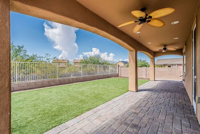 Building Photo - Modern 4 Bed Tucson Rental with Spacious K...