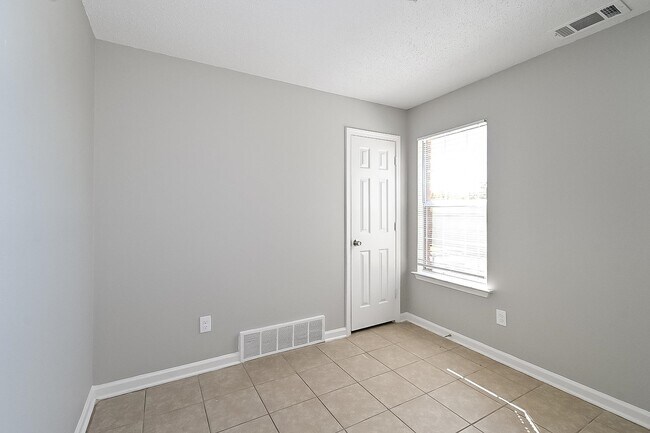 Building Photo - 7865 Shadowland Cove