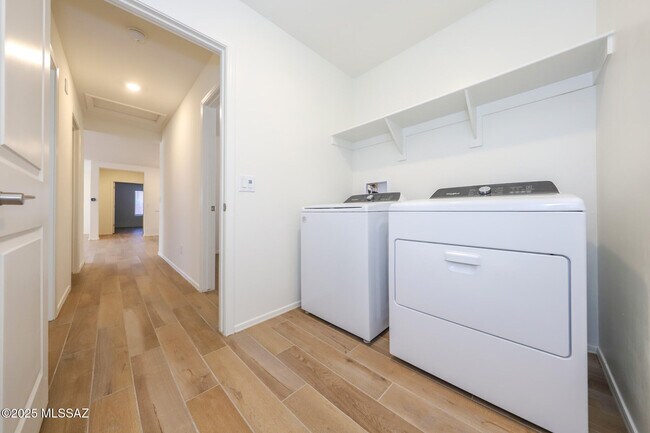Building Photo - 9122 E Red Blf Ct