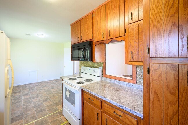 Building Photo - Updated 3BR Home with Fenced Yard on Quiet Street in Lake City