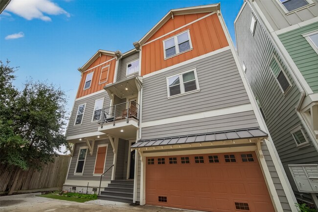 Building Photo - 1113 W 15th 1/2 St