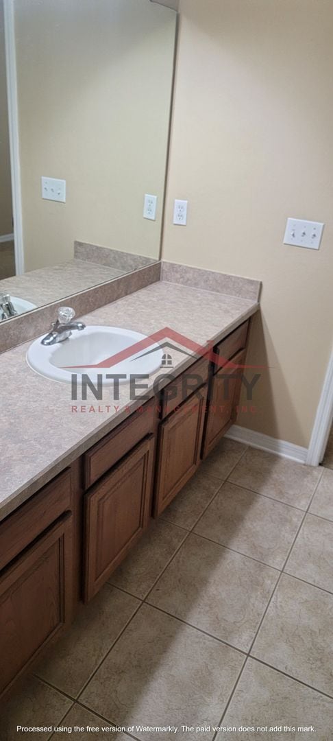 Building Photo - 3 bed/2.5 bath in Brighton Park