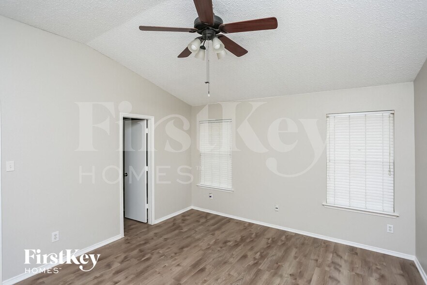 Building Photo - 10141 Chapel Ridge Dr