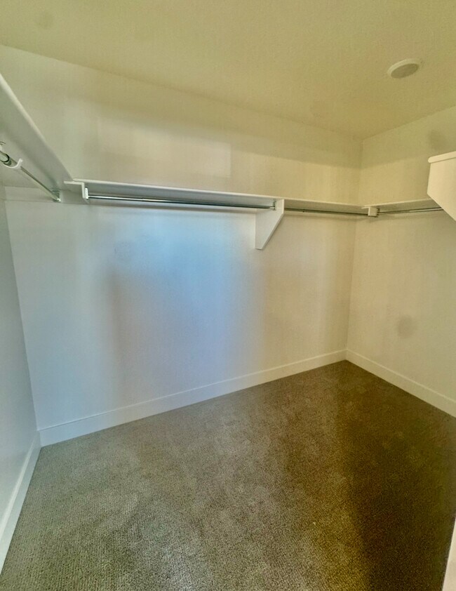 Building Photo - 5722 S Weehawken Ln