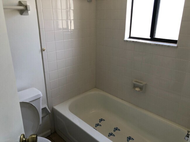 Building Photo - 2 bed 2 bath, great location