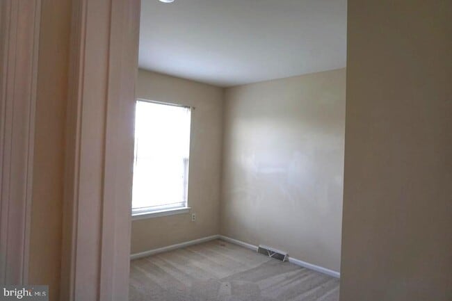 Building Photo - 141 Thames Dr