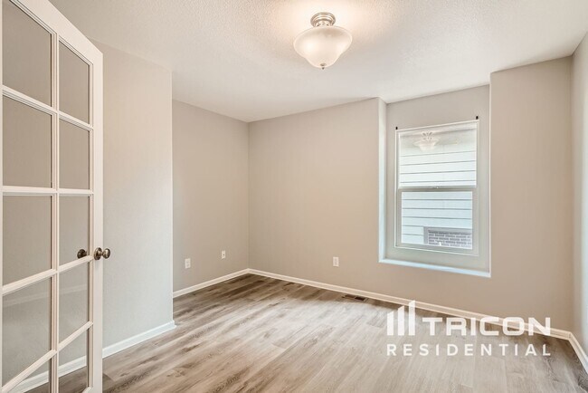 Building Photo - 12440 Village Cir