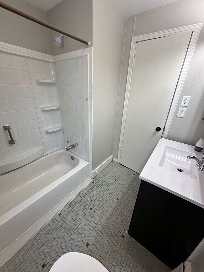 Building Photo - 3-Bedroom, 1-Bathroom Home – $1,225/Month | Accepting Section 8