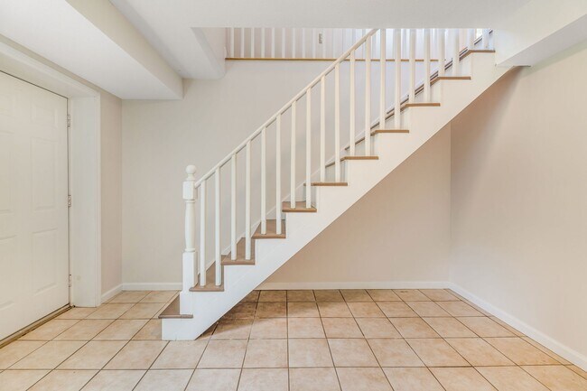 Building Photo - Asheville Rental-Kenilworth Area!