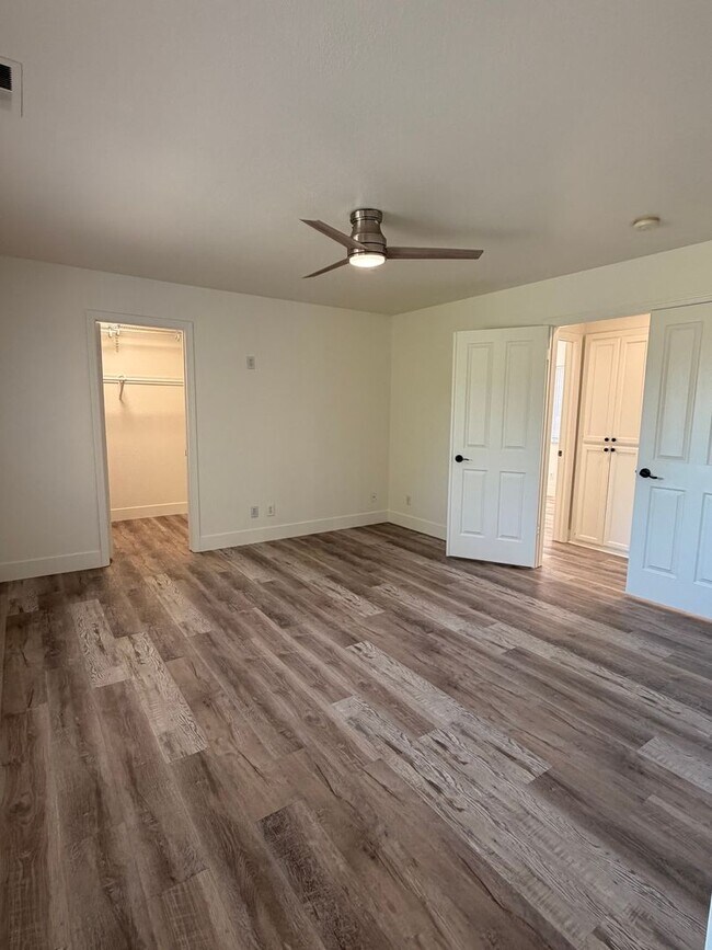 Building Photo - Come check out this lovely 3 bedroom 3 bath home Conveniently located near the Marlow Shopping ce...