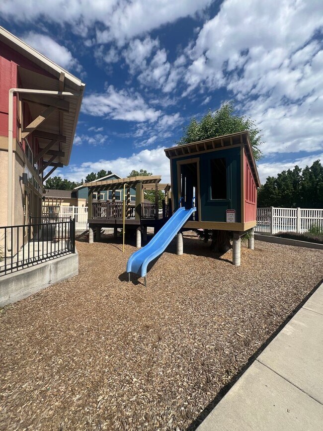 Building Photo - Awesome Townhome End-unit in South Jordan