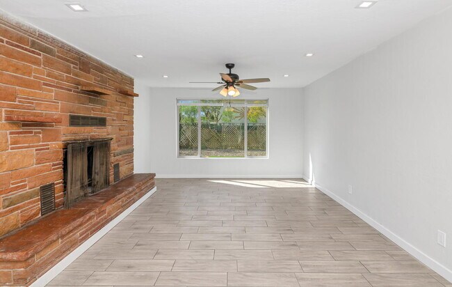 Building Photo - Fully Renovated 2 Bed / 2 Bath in Central ...