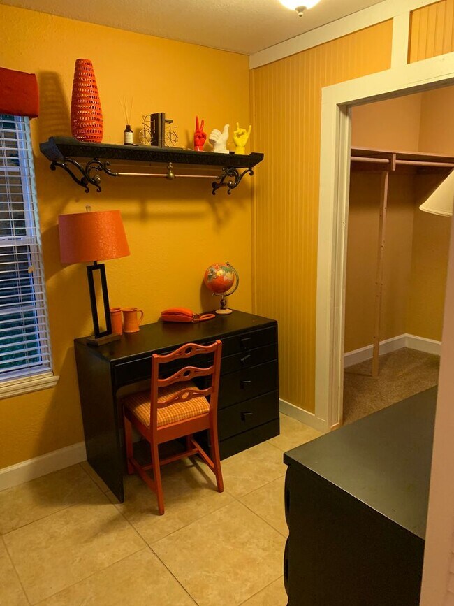 Building Photo - Fully furnished 2/2 corporate and long ter...