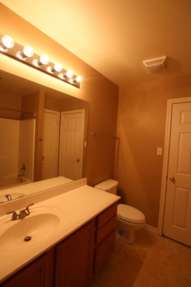 Building Photo - Coming Soon! 3 Bedroom in Flint!