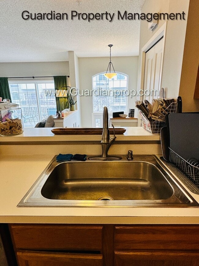 Building Photo - Minnetonka Town Home, Balcony, Washer/Dryer, Dishwasher, Available June