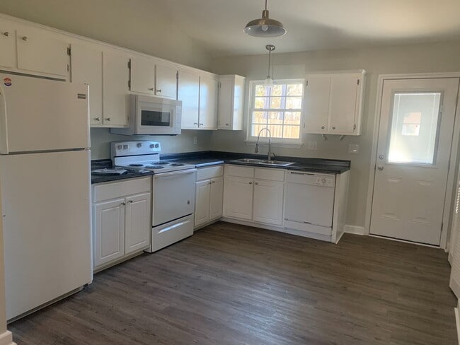 Building Photo - Two Bedroom, One Bath Duplex in Havelock