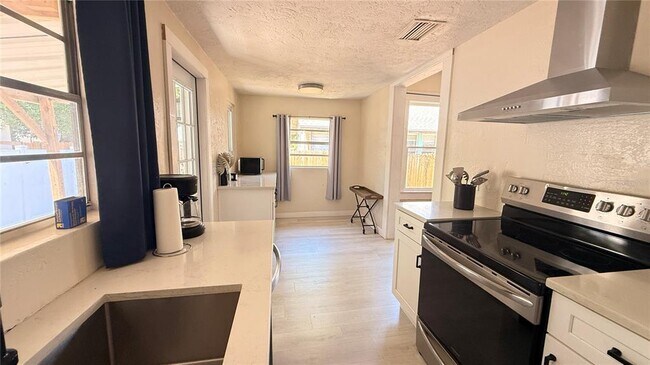 Building Photo - 905 Jones St