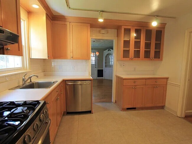 Building Photo - 233 Forrest Ave