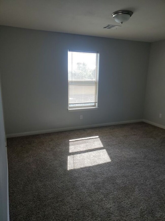 Building Photo - 4 bedrooms/2.5 bath over 2,000 square feet