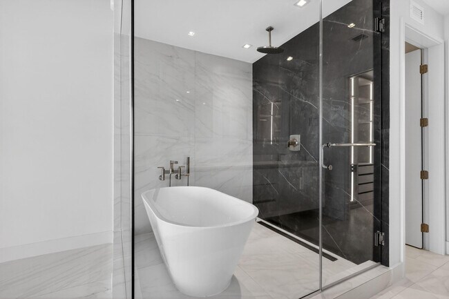 Building Photo - 700 NE 24th St