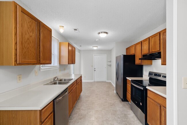 Building Photo - 3 Bedroom 2 Bathroom Home