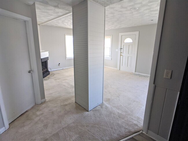 Building Photo - Spacious 3 bedroom 1.5 Bath home in Indianapolis!