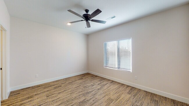 Building Photo - 15650 E 21st Ct N