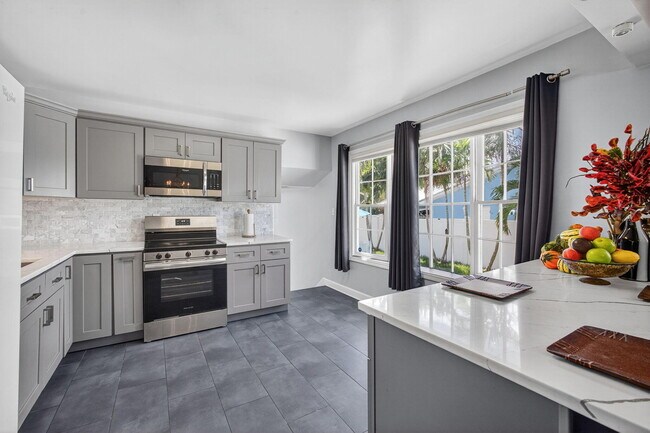Building Photo - 2025 S Ocean Dr